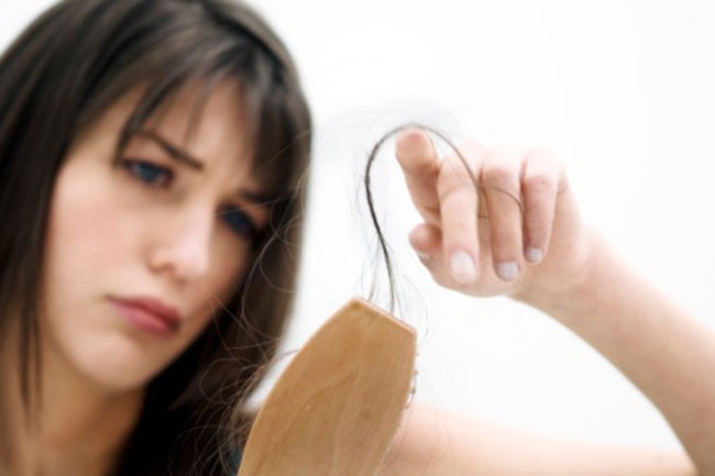 علاج أسباب تساقط الشعر بكثرة
